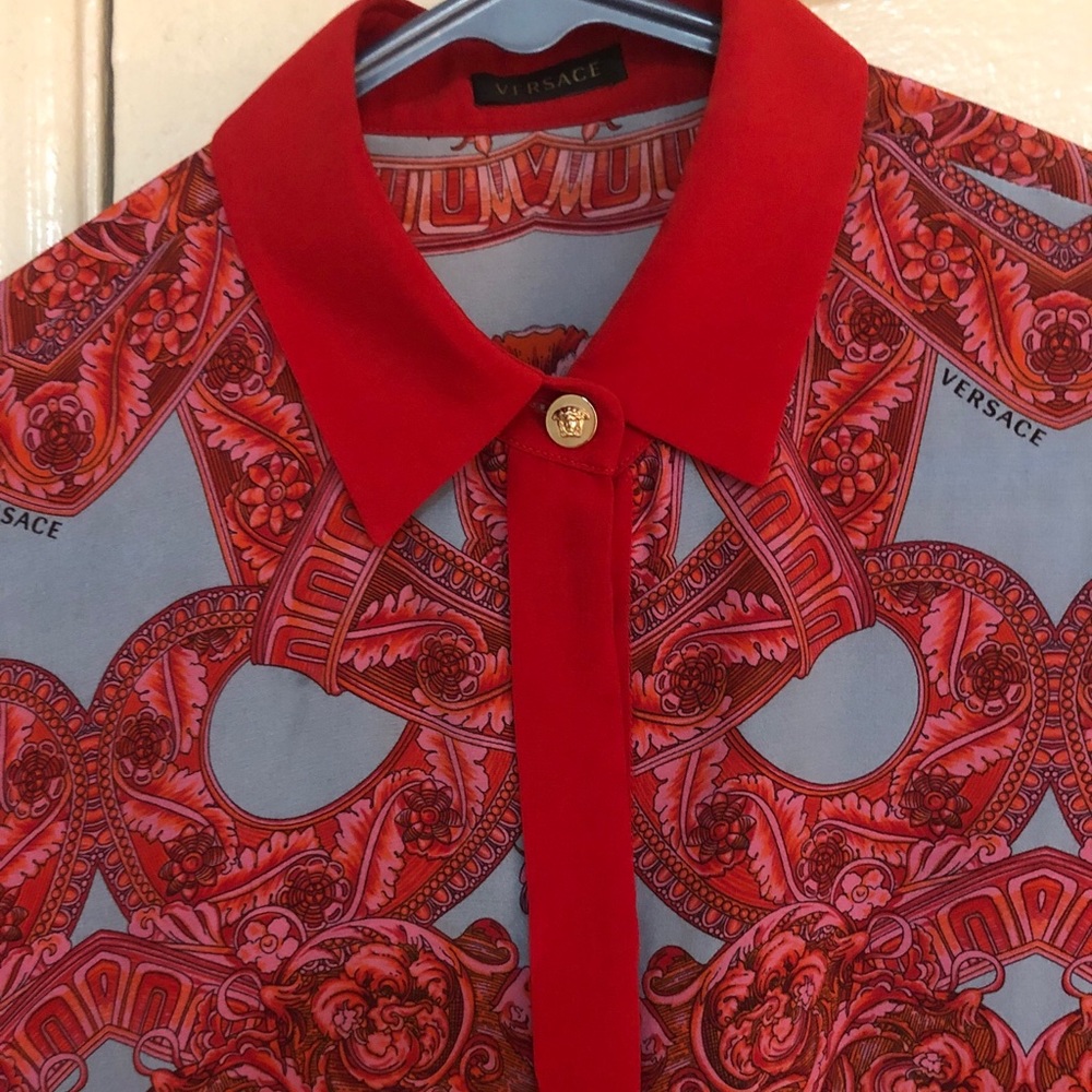 SOLD 📍Versace silk button down shirt 100% authentic